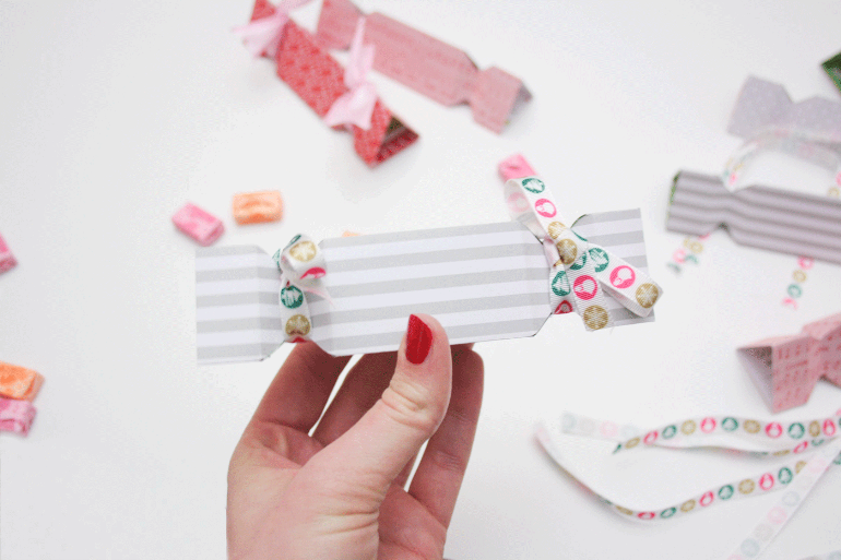 Knallbonbon aus Papier wird in Hand gehalten für Adventskalender selber basteln DIY.