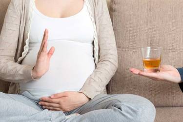 Schwangere lehnt Whiskey ab