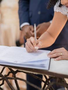 Mit euren Unterschriften auf der Heiratsurkunde besiegelt ihr eure Ehe auch gesetzlich.